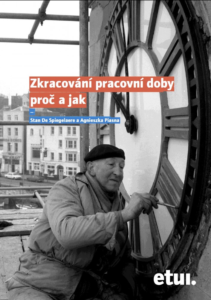 Černobílá fotografie na obálce knihy 'Zkracování pracovní doby - proč a jak' od autorů Stan De Spiegelaere a Agnieszka Piasna, vydané ETUI. V popředí je zachycen starší muž v pracovním oděvu a čepici, který opravuje nebo seřizuje velké hodiny, pravděpodobně věžní. Za ním je vidět městská ulice s řadovými domy. Symbolicky tak spojuje téma času a práce.